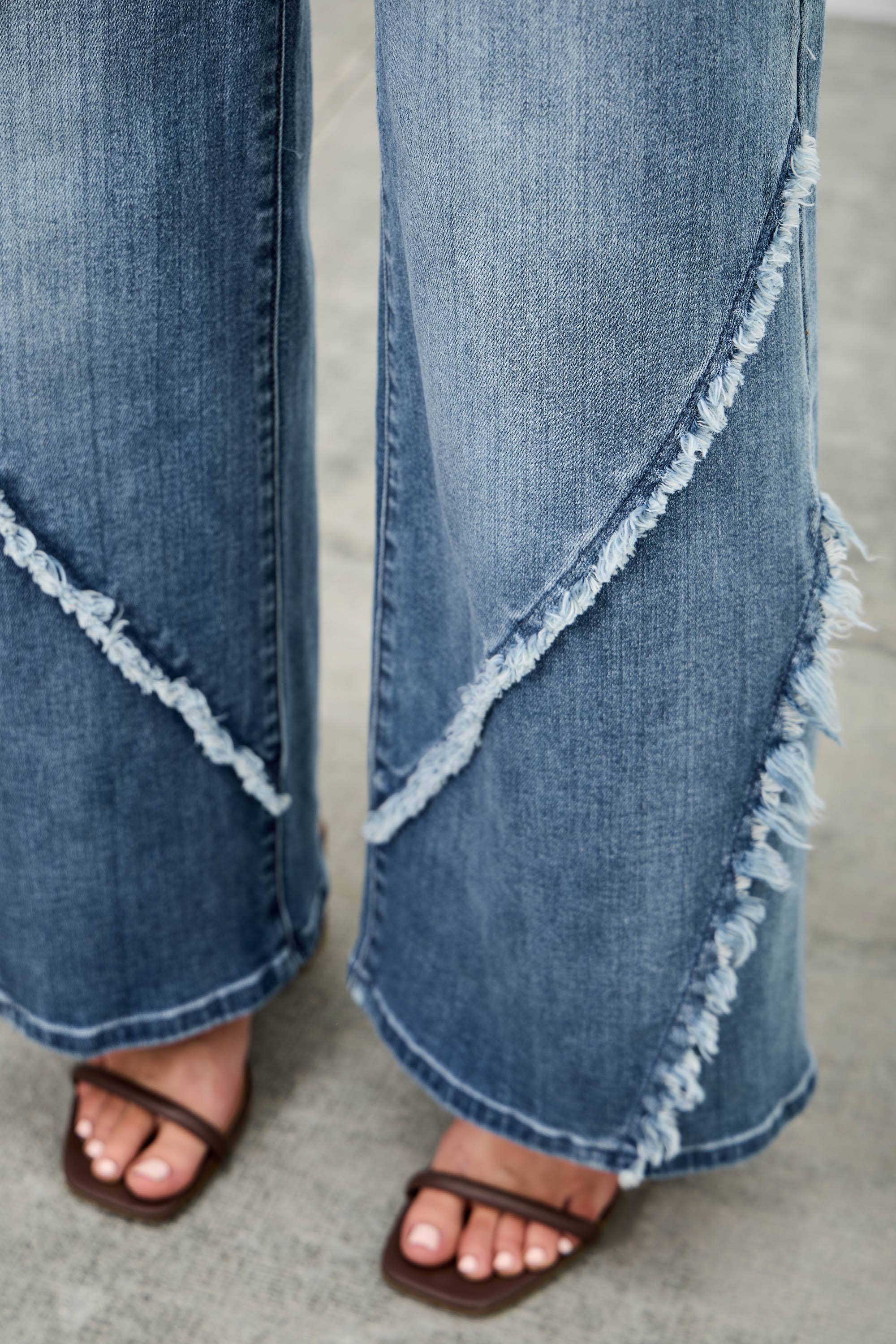 Mid-Rise Jeans with Frayed Seam