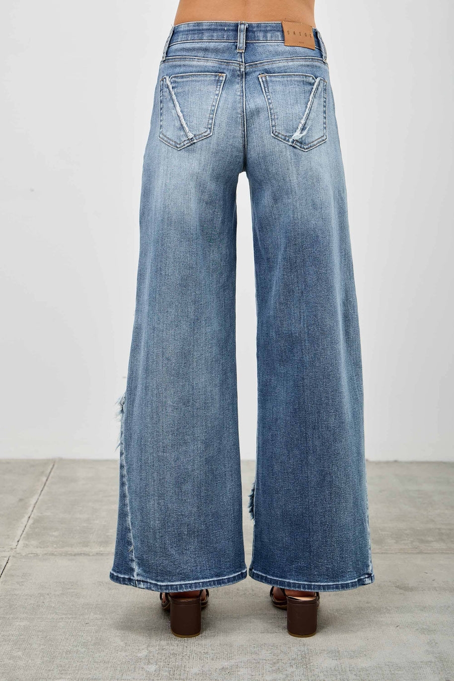 Mid-Rise Jeans with Frayed Seam