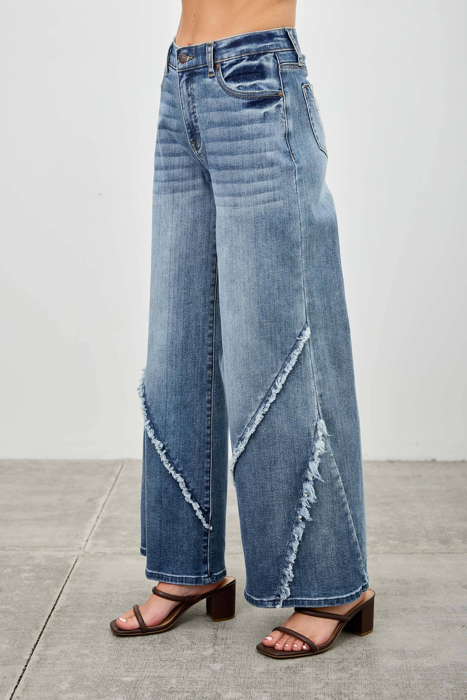 Mid-Rise Jeans with Frayed Seam