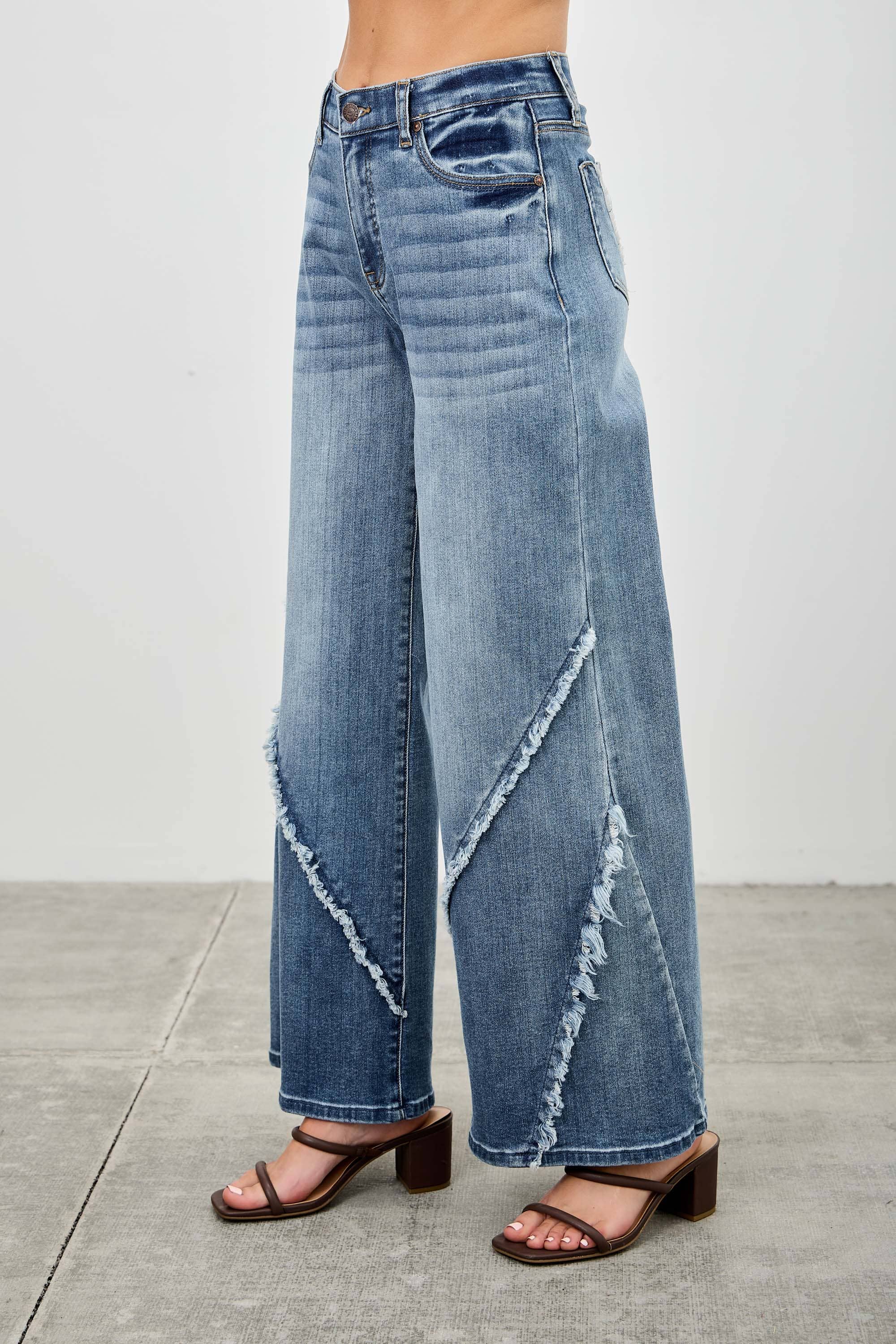 Mid-Rise Jeans with Frayed Seam