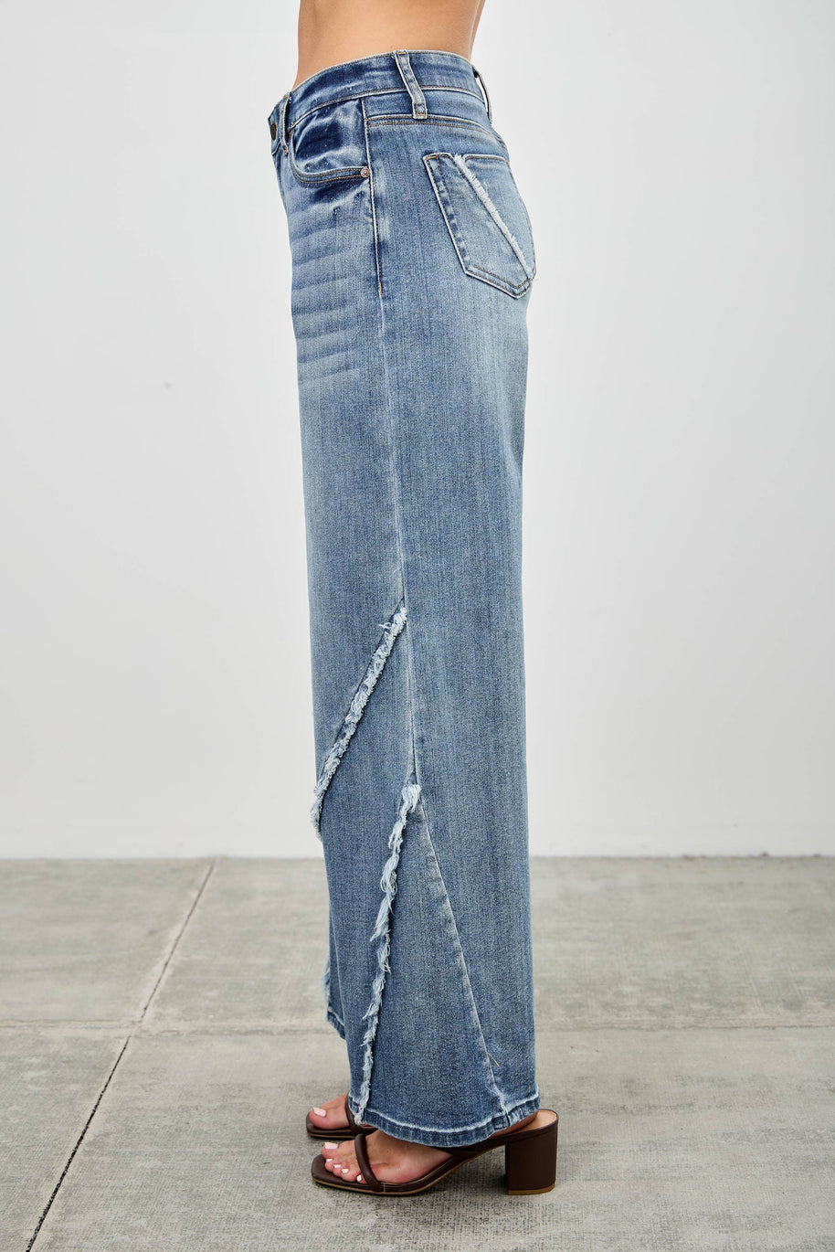 Mid-Rise Jeans with Frayed Seam