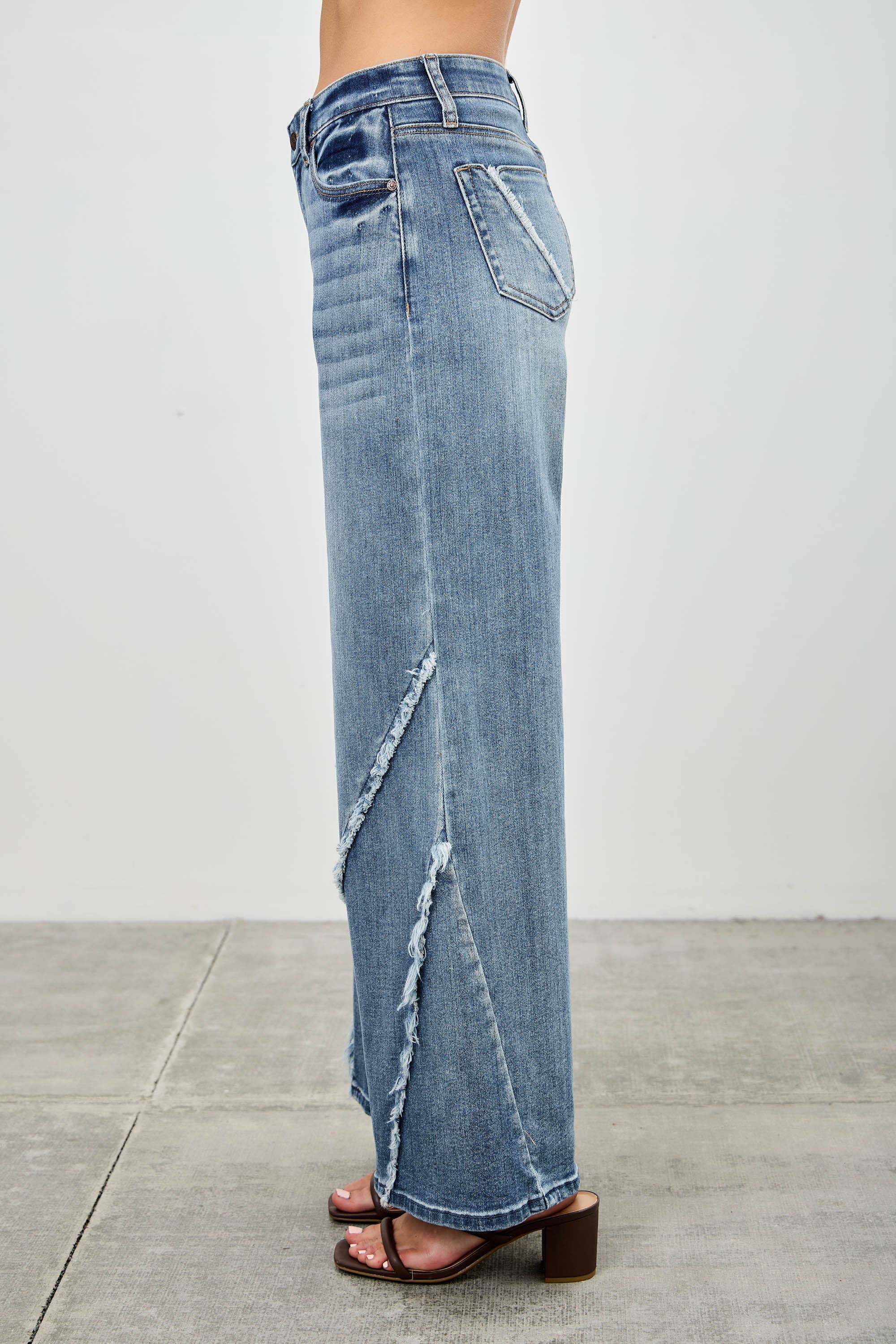 Mid-Rise Jeans with Frayed Seam