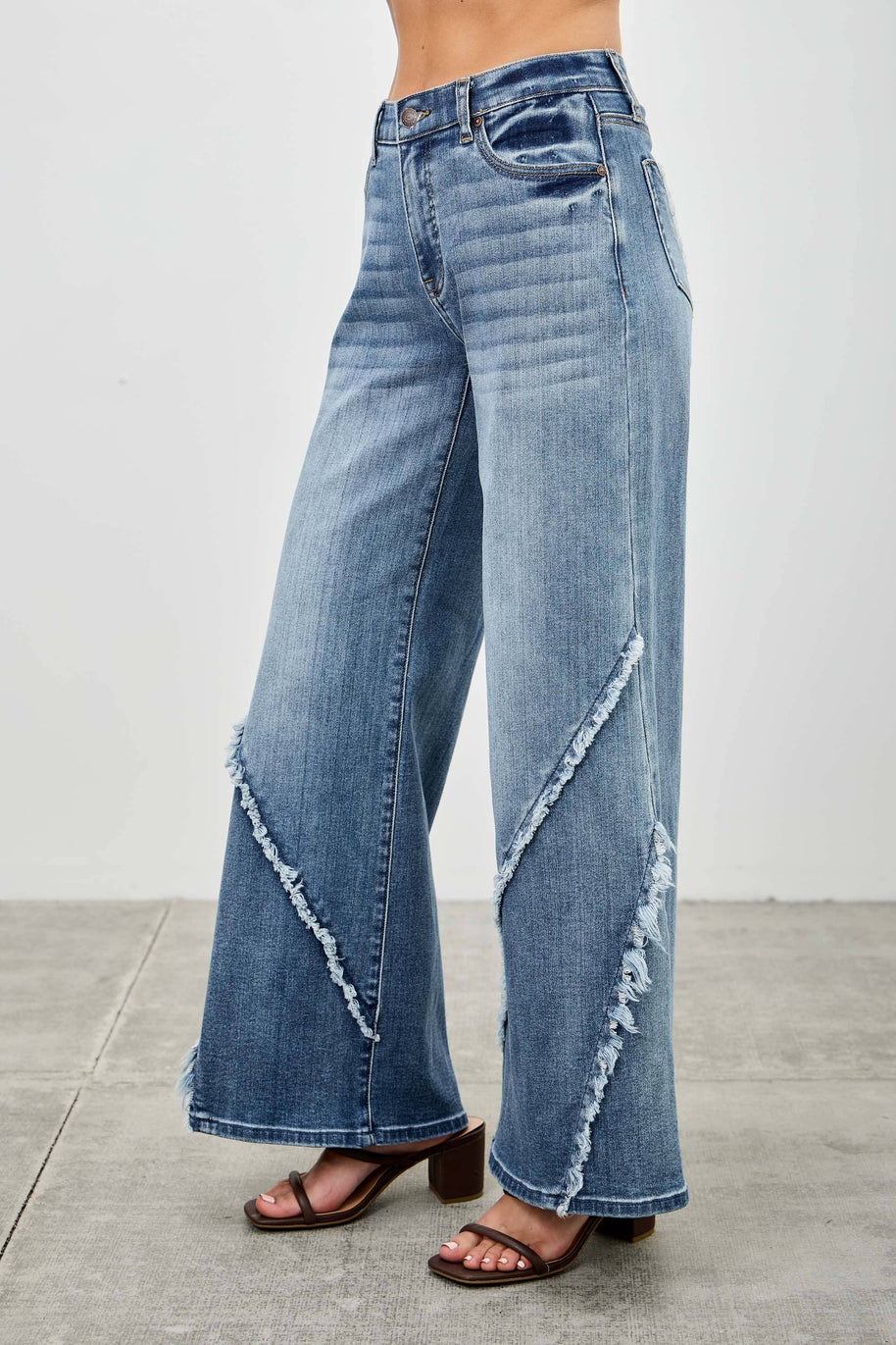 Mid-Rise Jeans with Frayed Seam